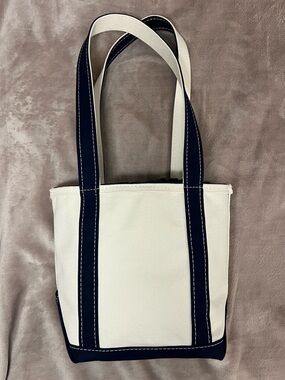L.L. Bean Small boat toe Tote in with Navy Accents long handles